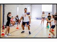 26052026-Olympisch-kampioen-Arvin-Slagter-geeft-basketbalclinics-aan-leerlingen-Scholen-van-Oranje-Dordrecht-Stolkfotografie-001