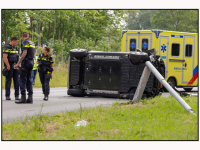 03062025-Auto-belandt-op-zijkant-na-ongeval-op-Baanhoekweg-in-Dordrecht-Stolkfotografie-002