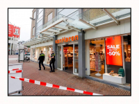 10062025-Glasplaat-winkel-beschadigd-door-vrachtwagen-aan-Sarisgang-Dordrecht-Stolkfotografie-001