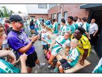 04072026-Op-jacht-naar-handtekeningen-en-fotos-met-de-spelers-van-FC-Dordrecht-Krommedijk-Dordrecht-001