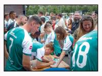 04072026-Op-jacht-naar-handtekeningen-en-fotos-met-de-spelers-van-FC-Dordrecht-Krommedijk-Dordrecht-005