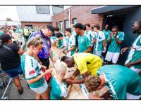 04072026-Op-jacht-naar-handtekeningen-en-fotos-met-de-spelers-van-FC-Dordrecht-Krommedijk-Dordrecht