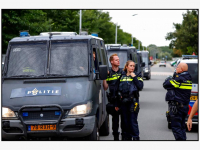 09092025-Mobiele-Eenheid-verwijdert-demonstranten-van-dak-Fokker-Papendrecht-Stolkfotografie-010
