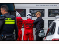 09092025-Mobiele-Eenheid-verwijdert-demonstranten-van-dak-Fokker-Papendrecht-Stolkfotografie