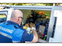 08092025-Handhavers-druk-met-bijplaatsingen-naar-ondergrondse-containers-van-HVC-Wibaustraat-Dordrecht-Stolkfotografie-002