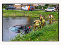 16092025-Bestuurder-met-nat-pak-thuis-na-auto-te-water-in-Groenezoom-Dordrecht-Stolkfotografie-001