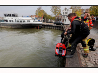02102025-Man-springt-in-beschonken-toestand-in-water-en-laat-kleding-liggen-Bomkade-Dordrecht-Stolkfotografie