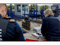 24102025-Auto-klapt-op-vangrail-bij-tol-Kiltunnel-Dordrecht-Stolkfotografie-004