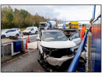 24102025-Auto-klapt-op-vangrail-bij-tol-Kiltunnel-Dordrecht-Stolkfotografie