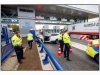 24102025-Auto-klapt-op-vangrail-bij-tol-Kiltunnel-Dordrecht-Stolkfotografie-001