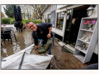 11112025-Amstelwijckweg-onder-water-door-lekkage-eetcafe-Wilhelminaboom-getroffen-Dordrecht-Stolkfotografie-004
