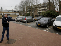 Michel Doesburg op het nieuwe parkeerterrein Sperwerstraat Dordrecht