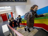 Bovenbouw kinderen De Regenboogschool weer naar school Dordrecht