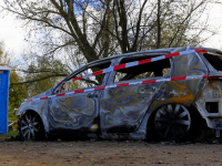 20172710-Auto-volledig-uitgebrand-aan-de-Oosthaven-Dordrecht-Tstolk