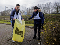 20191501-Leerlingen-Wellant-college-halen-geld-op-met-afruim-verzamelen-Dordrecht-Tstolk-001