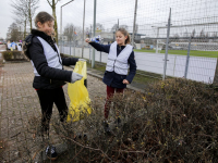 20191501-Leerlingen-Wellant-college-halen-geld-op-met-afruim-verzamelen-Dordrecht-Tstolk-002