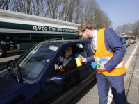 Wethouder geeft kleine prullenbakjes aan automobilisten oprit A16