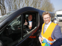 Wethouder geeft kleine prullenbakjes aan automobilisten oprit A16