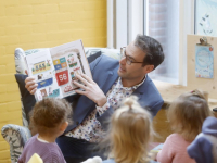 Wethouder leest voor tijdens nationale voorleesdagen stadsbibliotheek Dordrecht