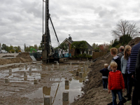 20172610-Eerste-paal-geslagen-Laan-van-Hazewijck-Dordrecht-Tstolk-001