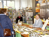 20161210 Wijkagent Jan Kleijer presenteert boek Yellow Black Dordrecht Tstolk 001