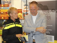 20161210 Wijkagent Jan Kleijer presenteert boek Yellow Black Dordrecht Tstolk 002