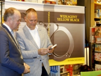 20161210 Wijkagent Jan Kleijer presenteert boek Yellow Black Dordrecht Tstolk