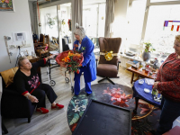 Willeke Alberti verrast bewoners in Dordrecht