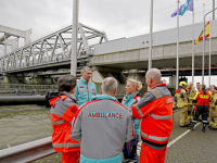 Zoekactie naar mogelijk persoon te water Oude Maas