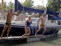 Zwemmers uit Varna zwemmen in Dordtse haven